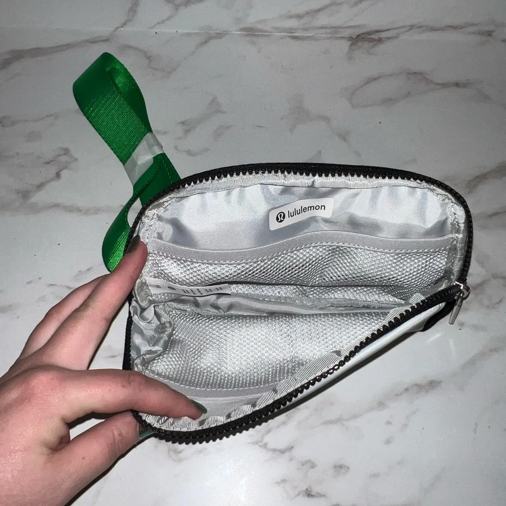 RARE scream green vapor Lululemon belt bag brand new - Picture 6 of 9